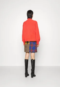 DRYKORN Tildi - Pullover - Orange 10 DRYKORN Tildi - Pullover - Orange -Triumph Boutique 18610961377c4188be033fb711c9dc17 scaled