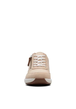 Clarks Baskets Basses - Off White -Triumph Boutique 2bdccbc438ef47d49b22c46a7adff7ef scaled
