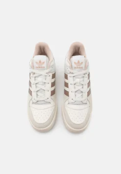 Adidas Originals Forum Unisex - Baskets Basses - Core White/Chalky Brown/Taupe -Triumph Boutique 3aacf48a51584572acecb25c5d32bba3 scaled