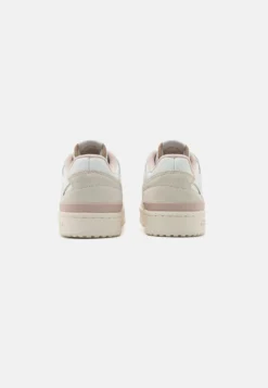 Adidas Originals Forum Unisex - Baskets Basses - Core White/Chalky Brown/Taupe -Triumph Boutique 688c4dc8540e4dcf881302254e332ac5 scaled