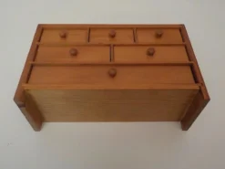 Commode Poupée En Bois 6 Tiroirs Sur 3 étages -Triumph Boutique 82050bed2074f7f0e95213bc86ffcdc5 68f79bd