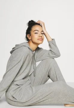 CALVIN KLEIN UNDERWEAR Ease Hoodie - Haut De Pyjama - Grey Heather 11 CALVIN KLEIN UNDERWEAR Ease Hoodie - Haut De Pyjama - Grey Heather -Triumph Boutique 985ded978d3642a1a06b6aa5f4bbf751 scaled