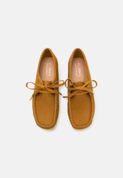 Clarks Originals Wallabee - Derbies - Oakmoss -Triumph Boutique 9a33c98602154d5fa3462146020f6d41 scaled