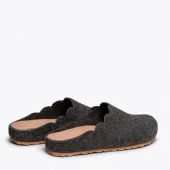 SWEET HOME – Pantoufles Pour Femme GRIS FONCÉ -Triumph Boutique DSC 7554 bfa04b4e e302 4230 9120 3e36e239fe52