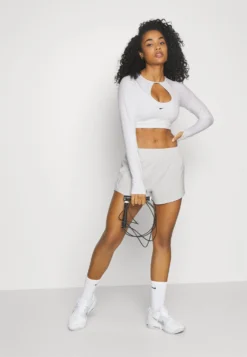 Nike Performance Bra Crop - T-Shirt À Manches Longues - White/Black 9 Nike Performance Bra Crop - T-Shirt À Manches Longues - White/Black -Triumph Boutique a9df0aa0de7444b79d1780c170093c53 scaled