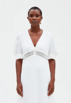 CLAUDIE PIERLOT Rivage - Robe De Jour - Blanc -Triumph Boutique ae85b7be3063478098d040a4e8fed25a scaled