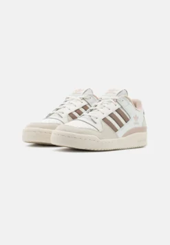 Adidas Originals Forum Unisex - Baskets Basses - Core White/Chalky Brown/Taupe -Triumph Boutique c5831c36d6604a7c9c5027ddb0aae133 scaled