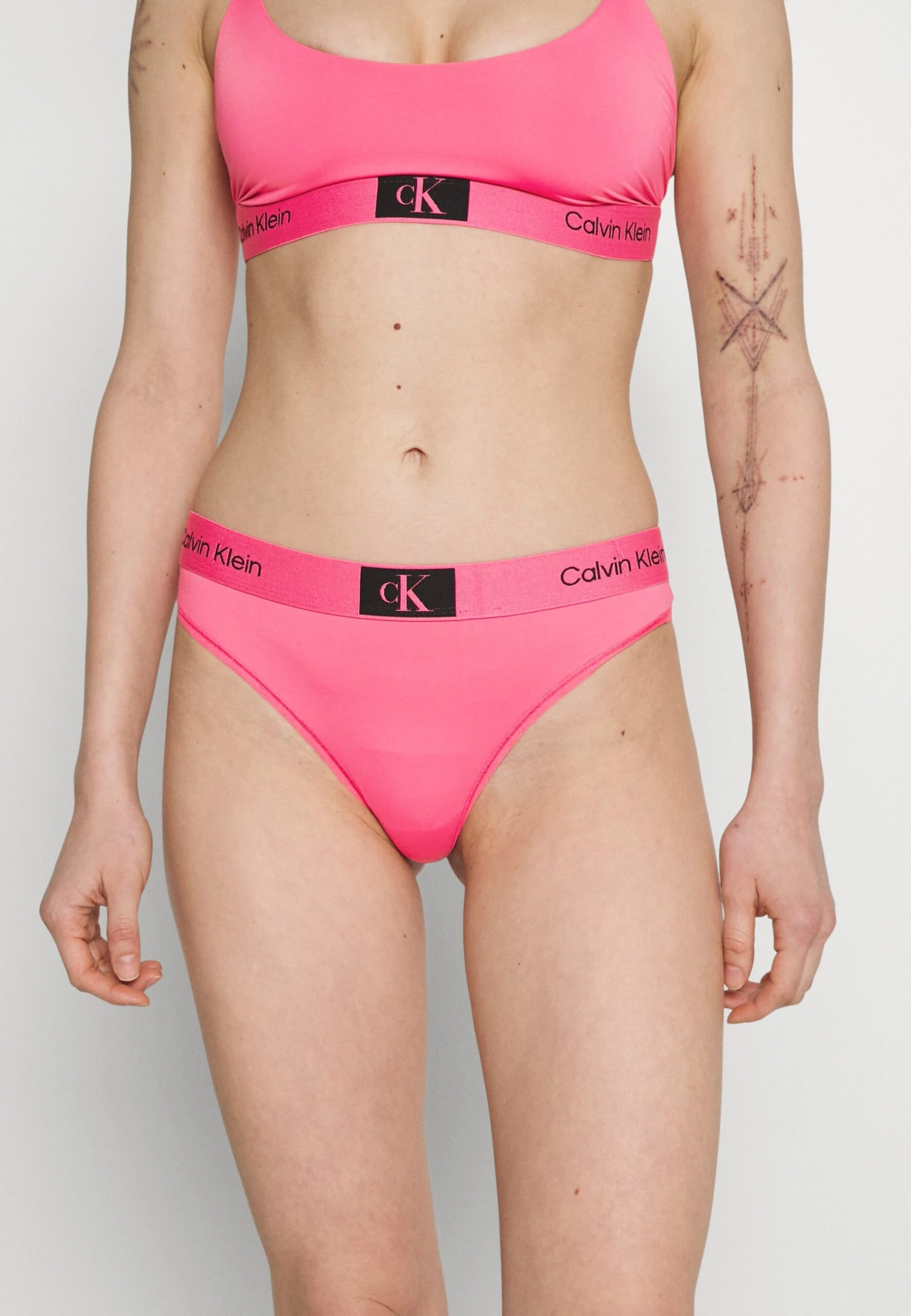 CALVIN KLEIN UNDERWEAR Modern Thong - String - Cerise Lipstick 1 CALVIN KLEIN UNDERWEAR Modern Thong - String - Cerise Lipstick