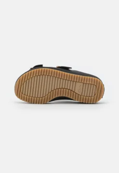 Clarks Brookleigh Sun - Chaussons - Black -Triumph Boutique f644f42fa58e43f4a8e113eea0f2f6f0 scaled