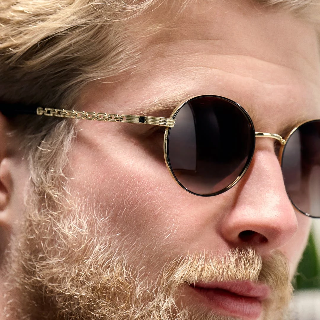 Lucleon Occasus | Lunettes De Soleil à Monture Couleur Or Et Verres Gris Polarisés 2 Lucleon Occasus | Lunettes De Soleil à Monture Couleur Or Et Verres Gris Polarisés – Image 2